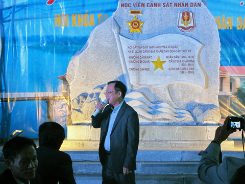 Đồng chí Nguyễn Văn Thành, Ủy viên TW Đảng, Phó chánh Văn phòng TW Đảng (nay là Thứ trưởng Bộ Công an) giao lưu văn nghệ tại Suối Hai