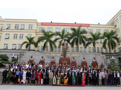 Các cựu sinh viên khóa D1 chụp ảnh lưu niệm trước Tượng đài Chủ tịch Hồ Chí Minh và các cố Bộ trưởng Bộ Nội vụ, Bộ Công an qua các thời kỳ